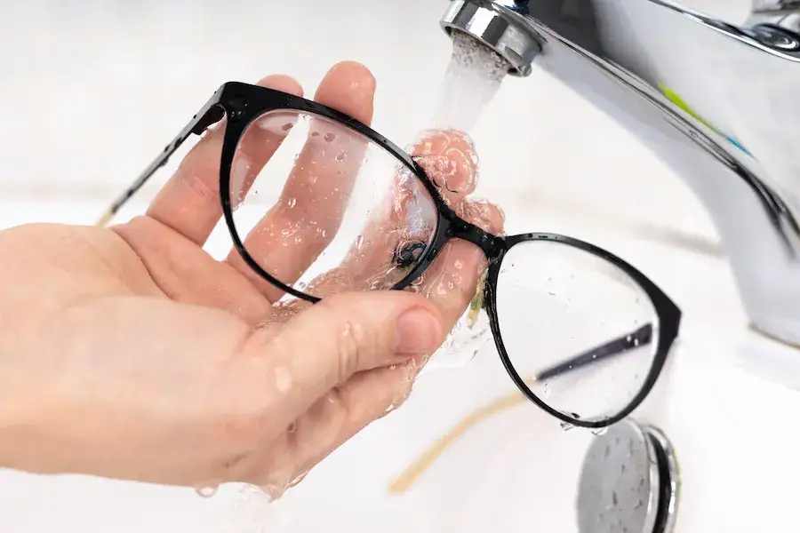 Jak czyścić okulary fotochromy, aby uniknąć zarysowań i uszkodzeń