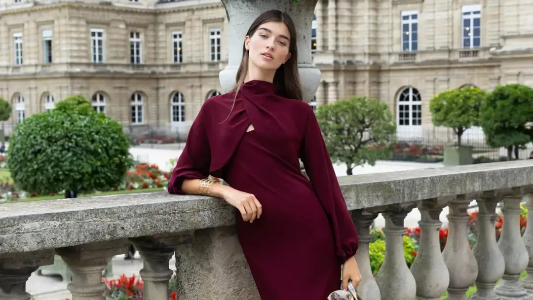 Cómo combinar un vestido granate - Guía de zapatos y accesorios