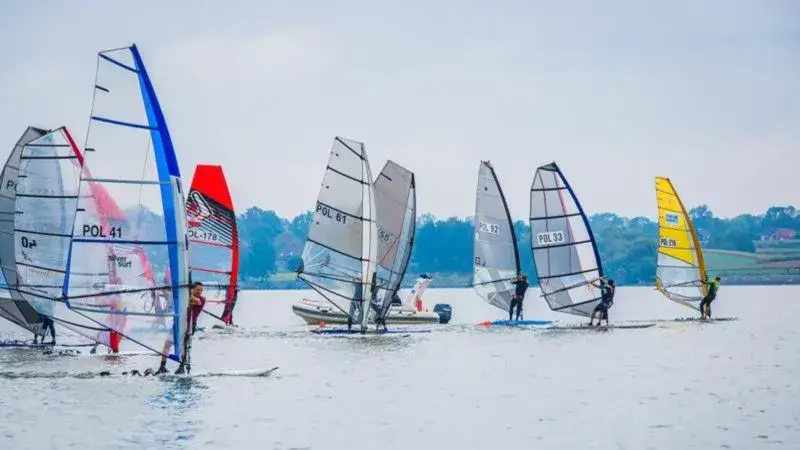 Gdzie uprawiać windsurfing w Mazurach? Najlepsze miejsca i szkoły