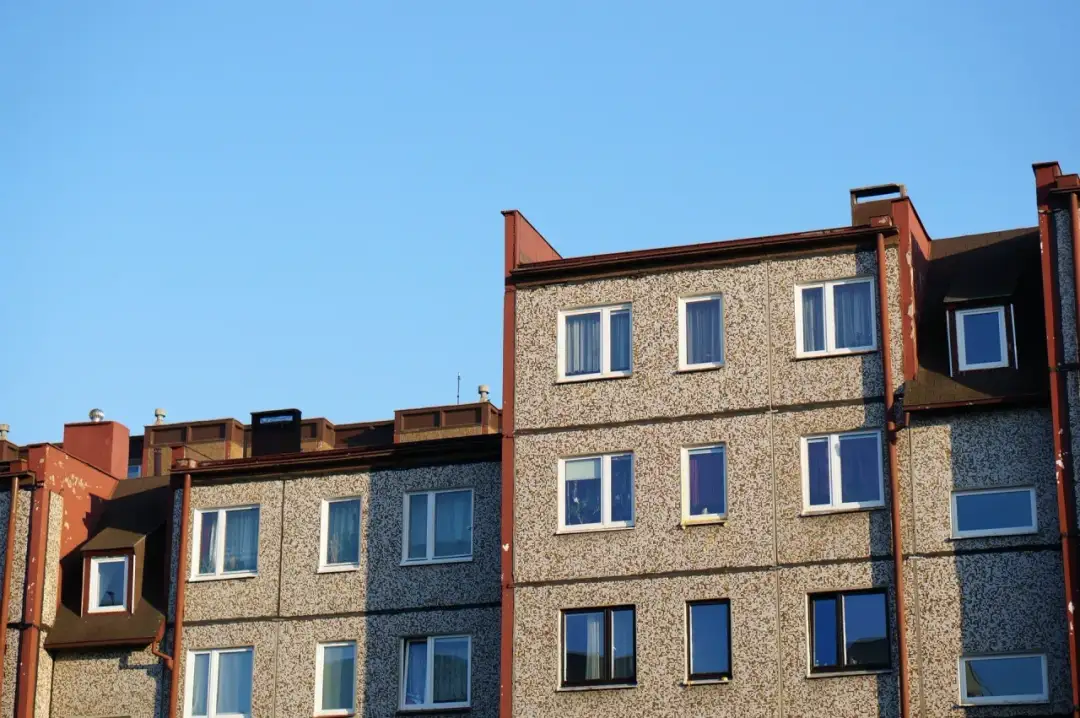 Ile kosztuje mieszkanie w bloku na wsi? Ceny, które zaskakują