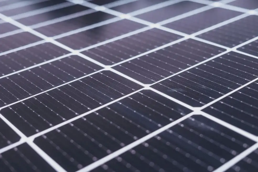 Stacja solarna: Jak działa i jakie daje korzyści? Poznaj fakty