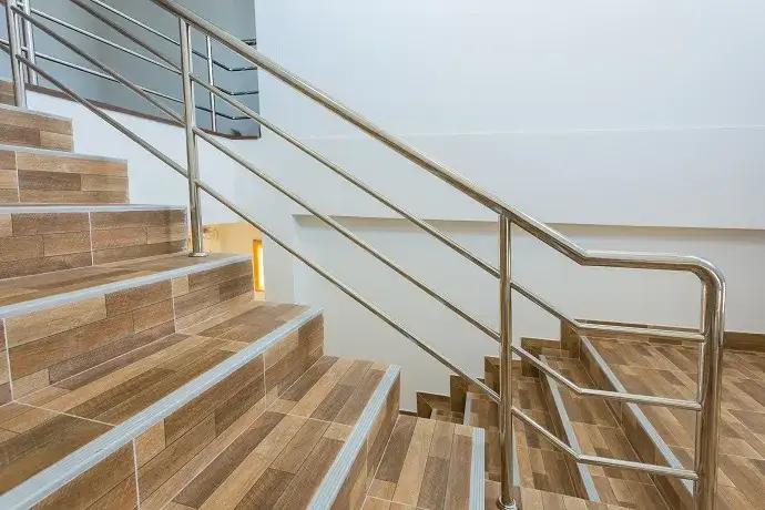 Czym obić schody betonowe? Sprawdź najlepsze materiały i metody