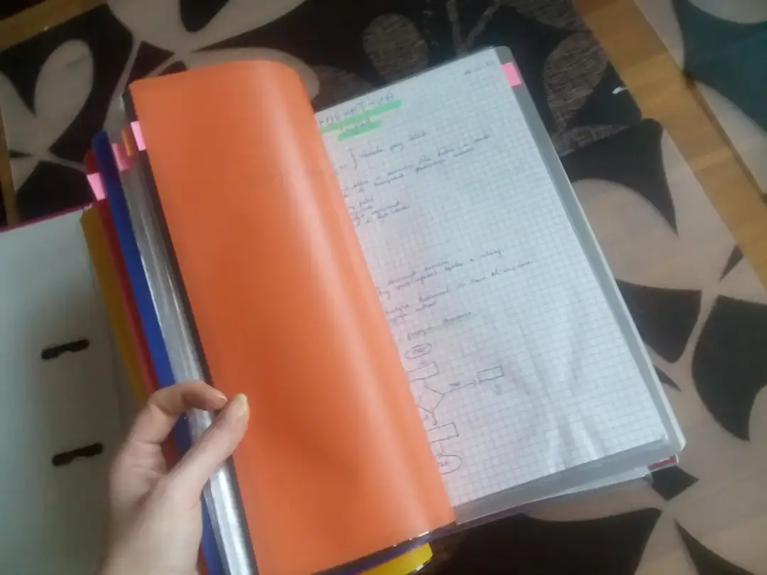 Jak prowadzić zeszyt, by ułatwić naukę i poprawić oceny?