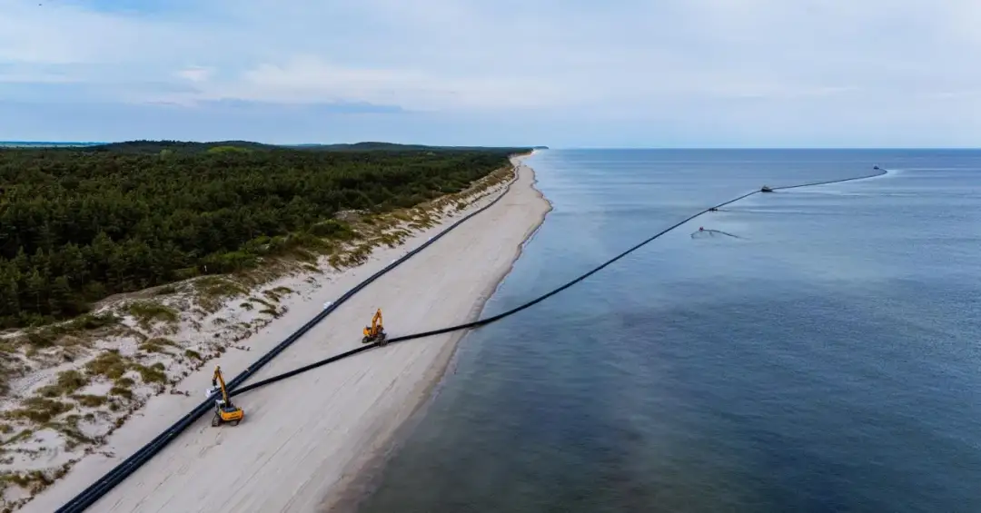 Budowa rurociągu na plaży nad Bałtykiem. Czy Norwegia ma dostęp do morza bałtyckiego? Nie, ale ten projekt pokazuje, jak blisko mogą być różne kraje.
