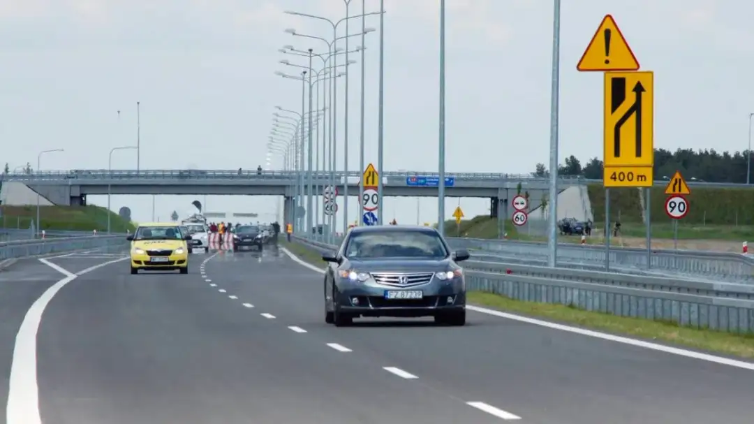 Znak „zjazd z autostrady” – Jakie są zasady i znaczenie tego oznaczenia?