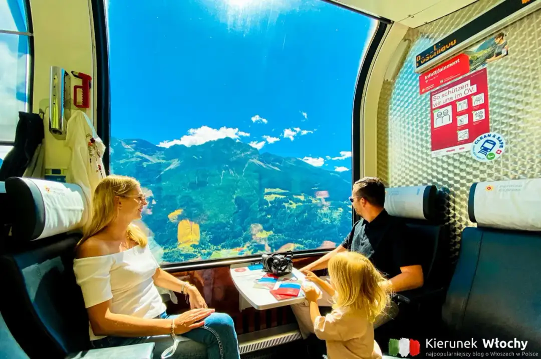 Rodzina podziwia alpejskie widoki z okna pociągu Bernina Express, jadąc z Bergamo do Werony.