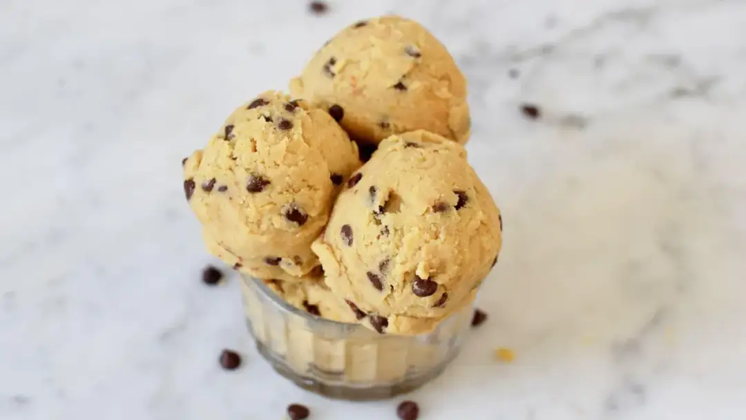 Low Carb Cookie Dough - Cremiger Keksteig zum Löffeln in 10 Minuten