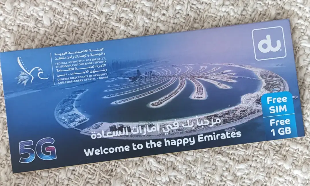 Karta SIM z 1 GB internetu w Dubaju, z widokiem na Palmę Jumeirah i logo du.