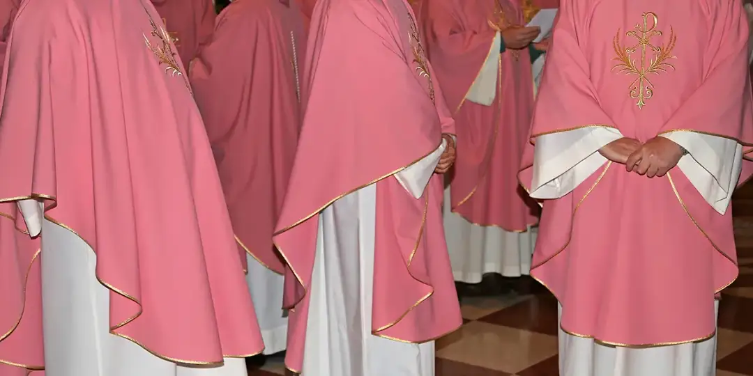 Jaki jest kolor szat liturgicznych w adwencie? Odkryj jego znaczenie