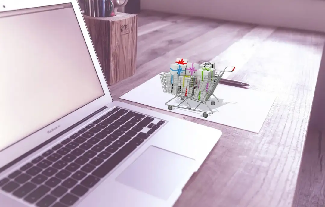 Laptop z wózkiem pełnym prezentów. Czy to ghost commerce?