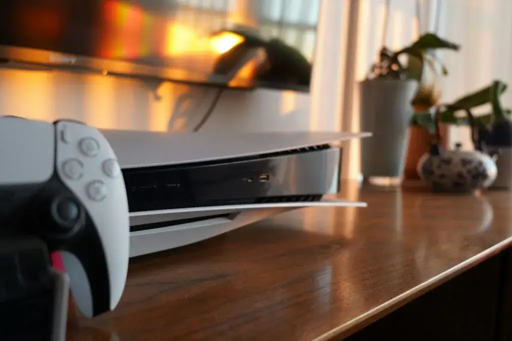 Gry z PS4 na PS5 pełny poradnik: Game Boost, transfer, akcesoria