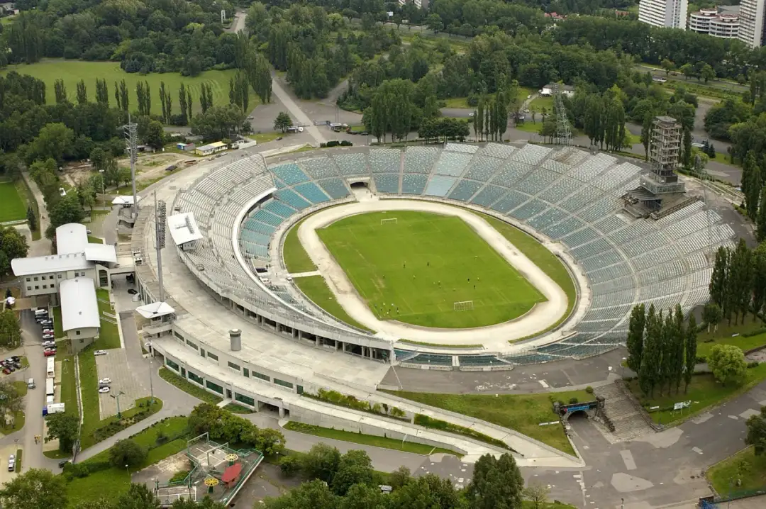 Chant po polsku: Od chorału po stadion - poznaj znaczenie