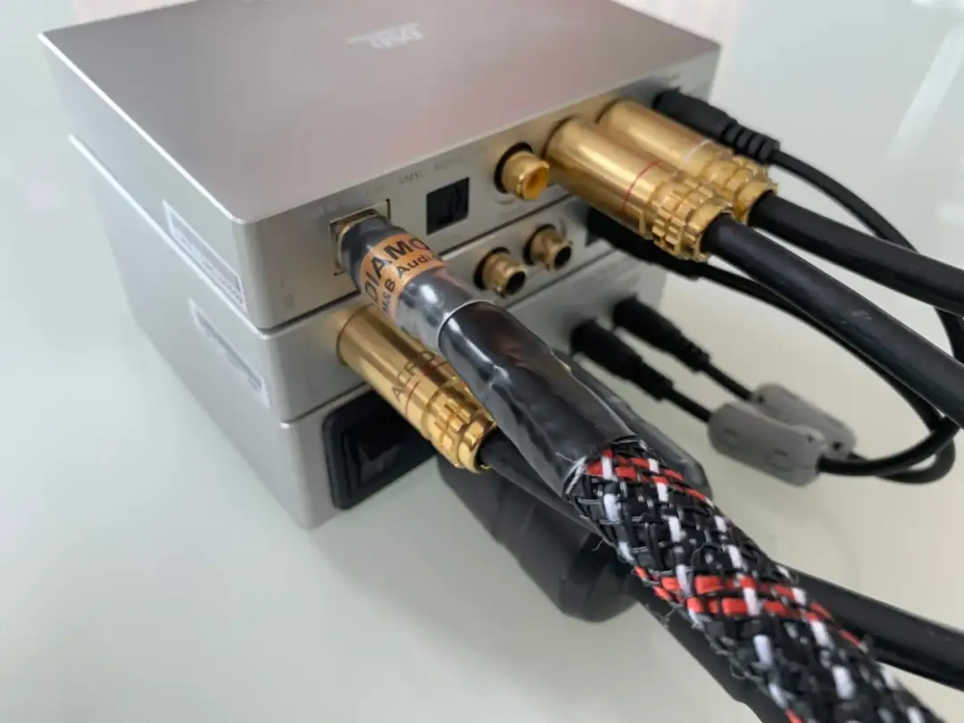 Jak wybrać przewód USB audio? Zobacz, jak podłączyć DAC SMSL do wzmacniacza.