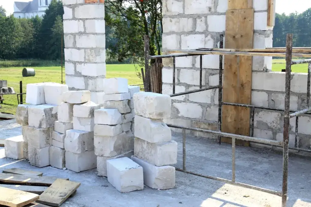 Jaki fundament pod komin wykonać prawidłowo - kompletny poradnik