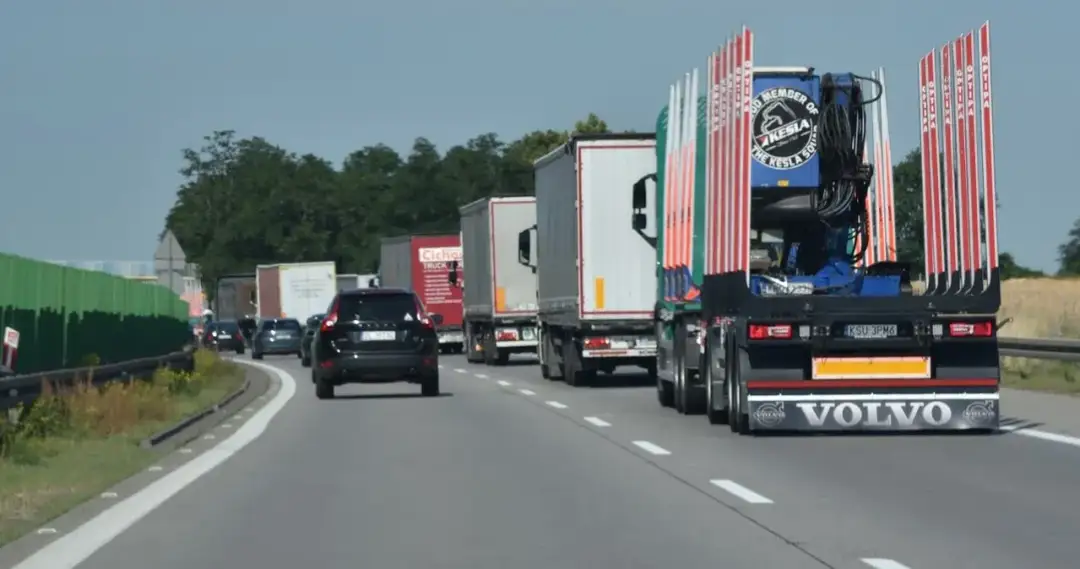 Kiedy zakazy dla ciężarówek? Sprawdź daty i uniknij problemów na drodze
