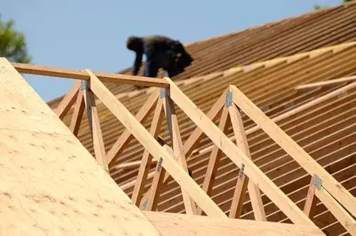 Tout savoir sur les chevrons pour toiture : types, installation et choix