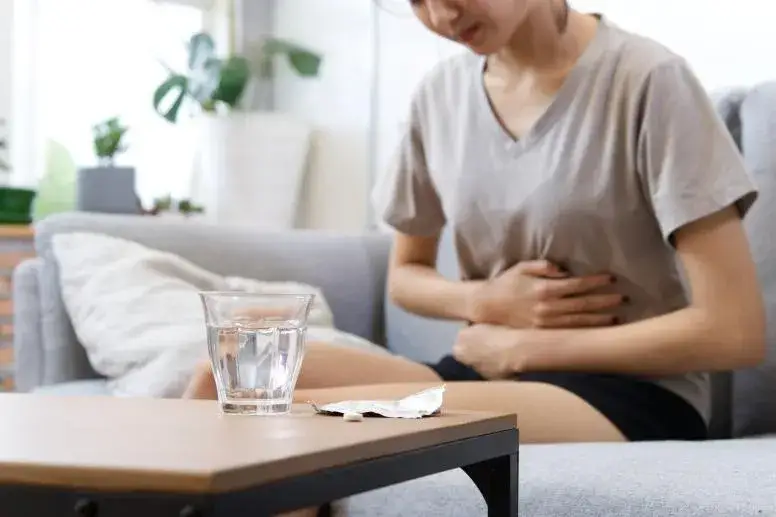 Nieżyt żołądka objawy – co powinieneś wiedzieć o bolesnych symptomach