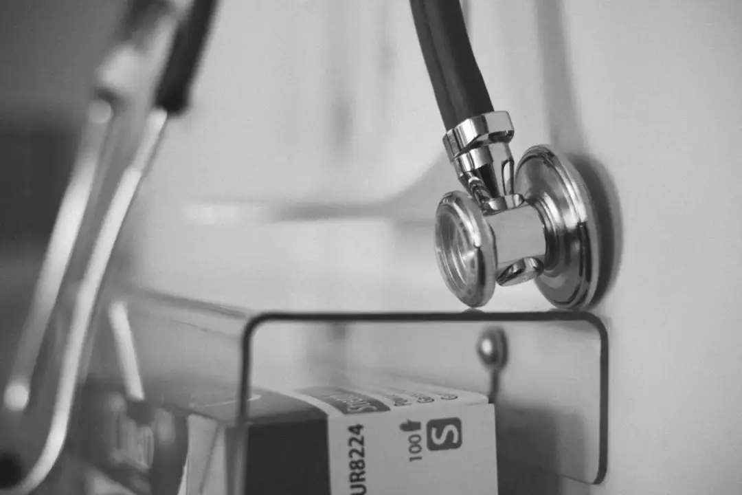Praca po studiach medycznych: Jak uniknąć pułapek kariery?