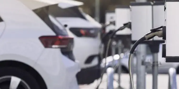 Ile czasu ładuje się samochód elektryczny? Sprawdź różnice w ładowaniu
