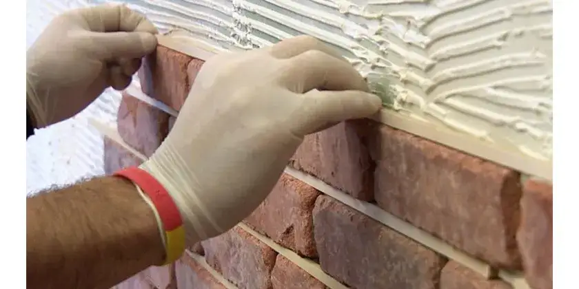 Jak układać cegłę dekoracyjną z fugą i osiągnąć perfekcyjny efekt