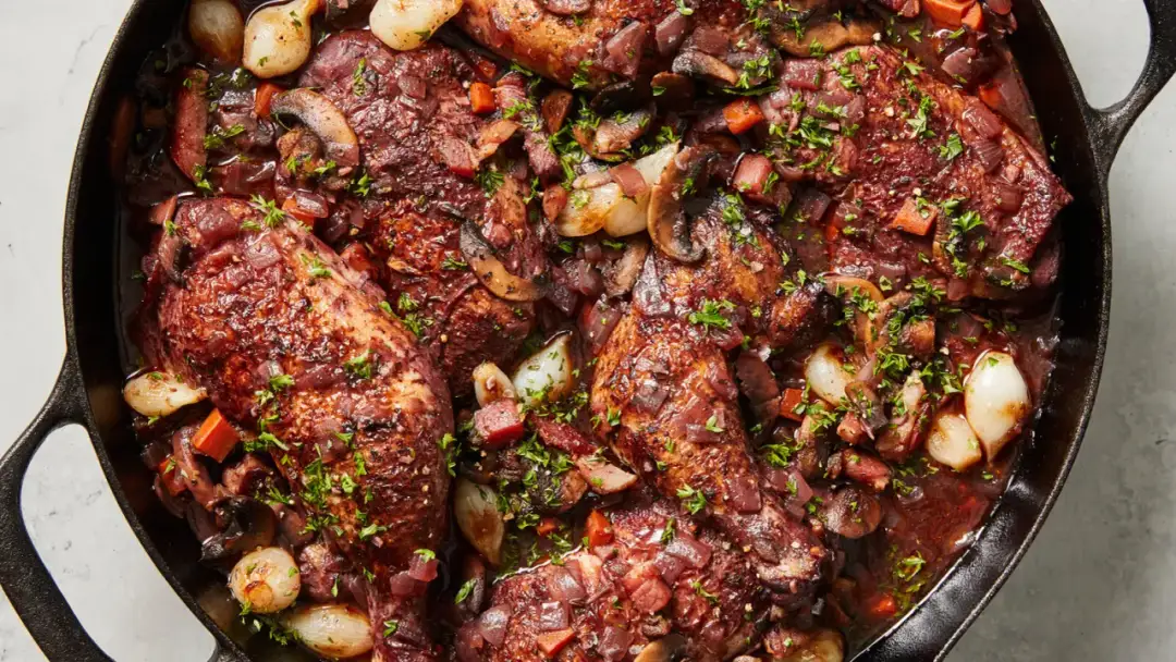 Coq au vin - tradycyjny przepis, który zachwyci Twoich gości