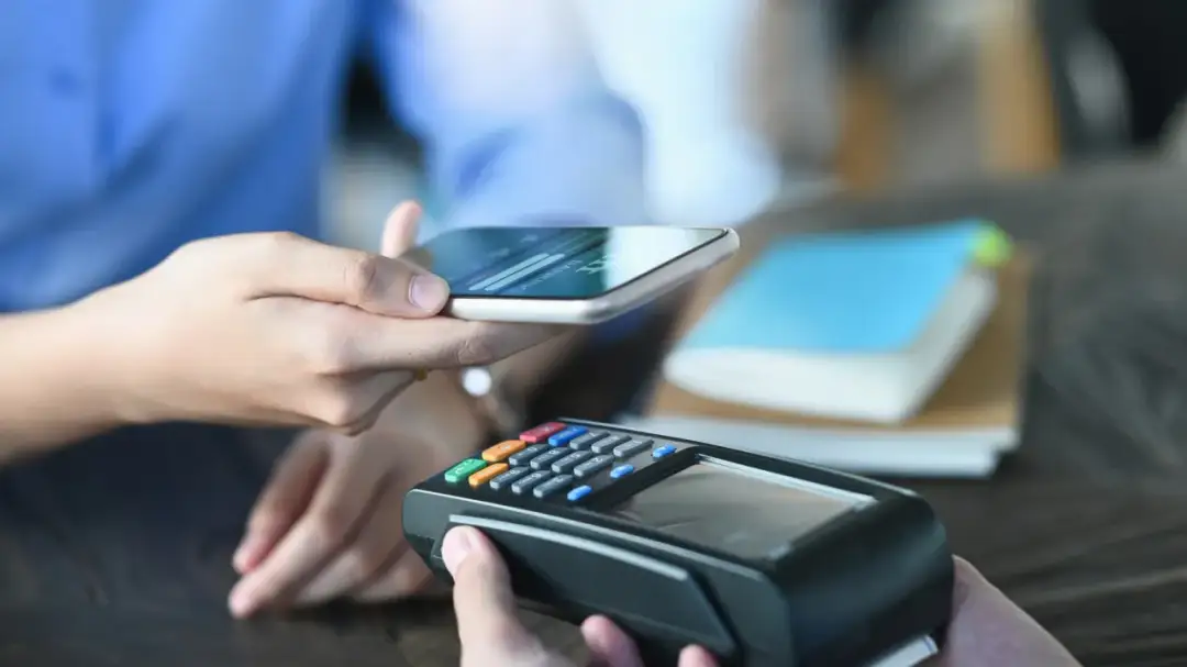 Jak płacić blikiem w kasie samoobsługowej - proste kroki bez problemów