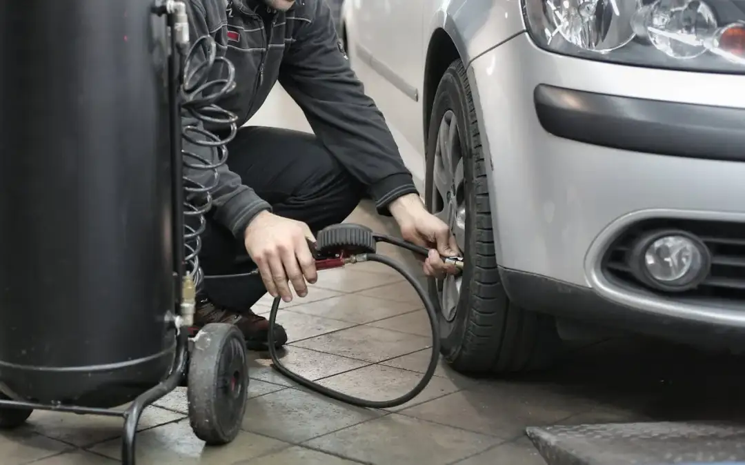Jak długo działa kompresor akumulatorowy na jednym ładowaniu?