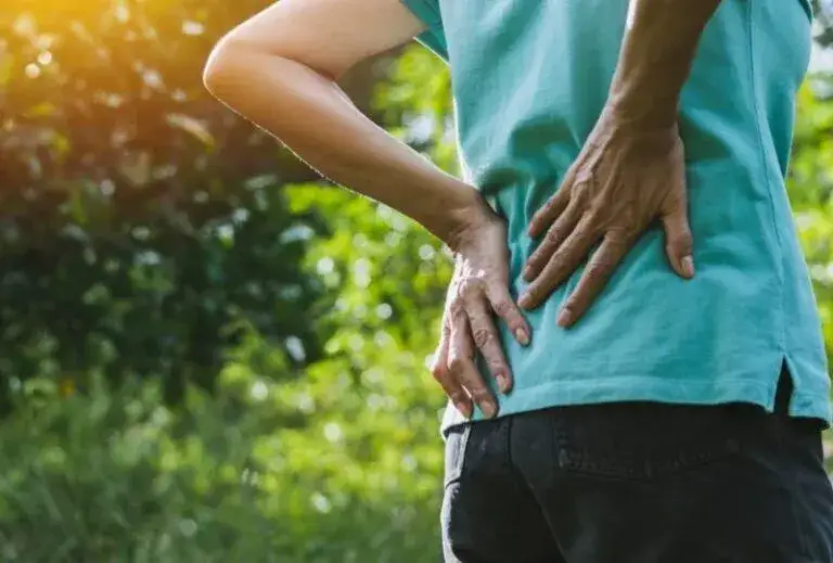 Ból stawu krzyżowo-biodrowego objawy: rozpoznaj i uniknij cierpienia