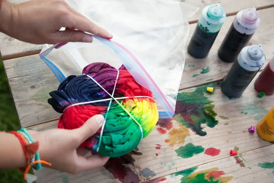 Jaki wybielacz do tie dye? Odkryj skuteczne i bezpieczne opcje