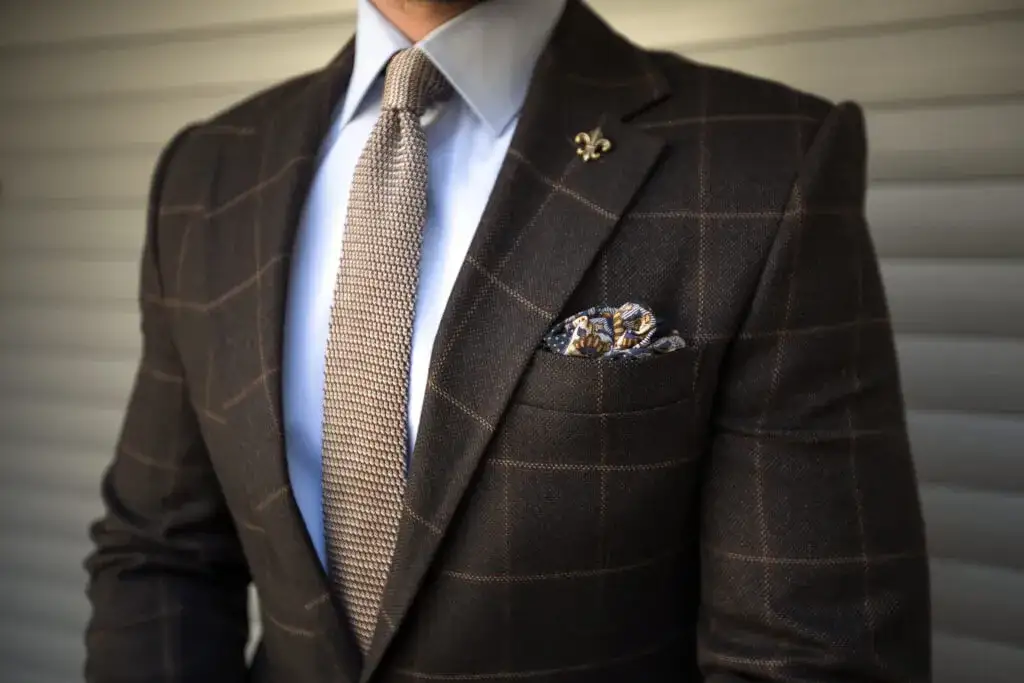 Jak dobrać krawat do brązowej koszuli: 5 zasad eleganckiego wyglądu