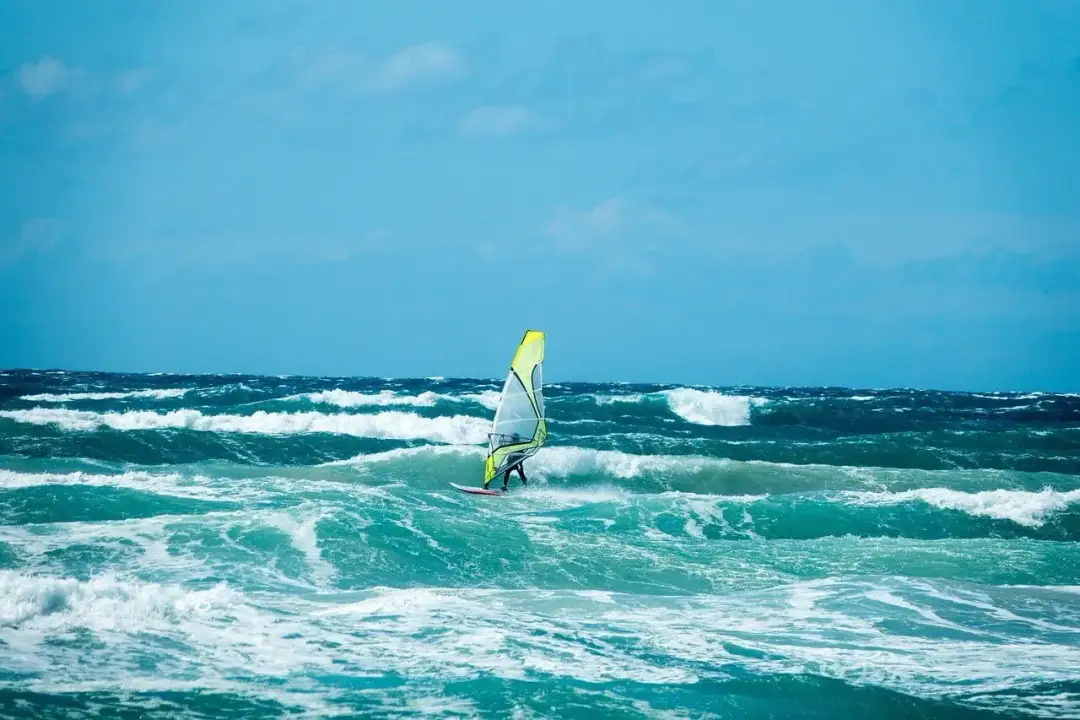 Windsurfing jaki żagiel na jaki wiatr – wybierz idealny sprzęt na każdą pogodę