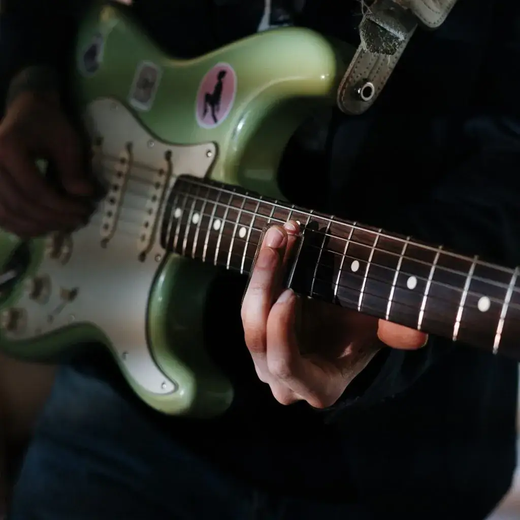 Jak zacząć naukę gry na gitarze elektrycznej – proste kroki dla początkujących