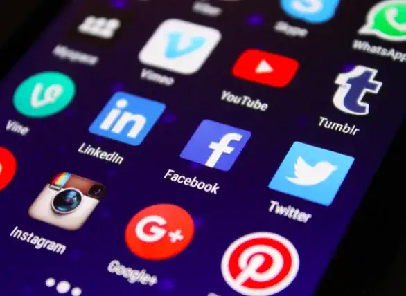 Pokolenie smartfonów: Jak bezpiecznie wprowadzić dziecko w świat mobilnych technologii?