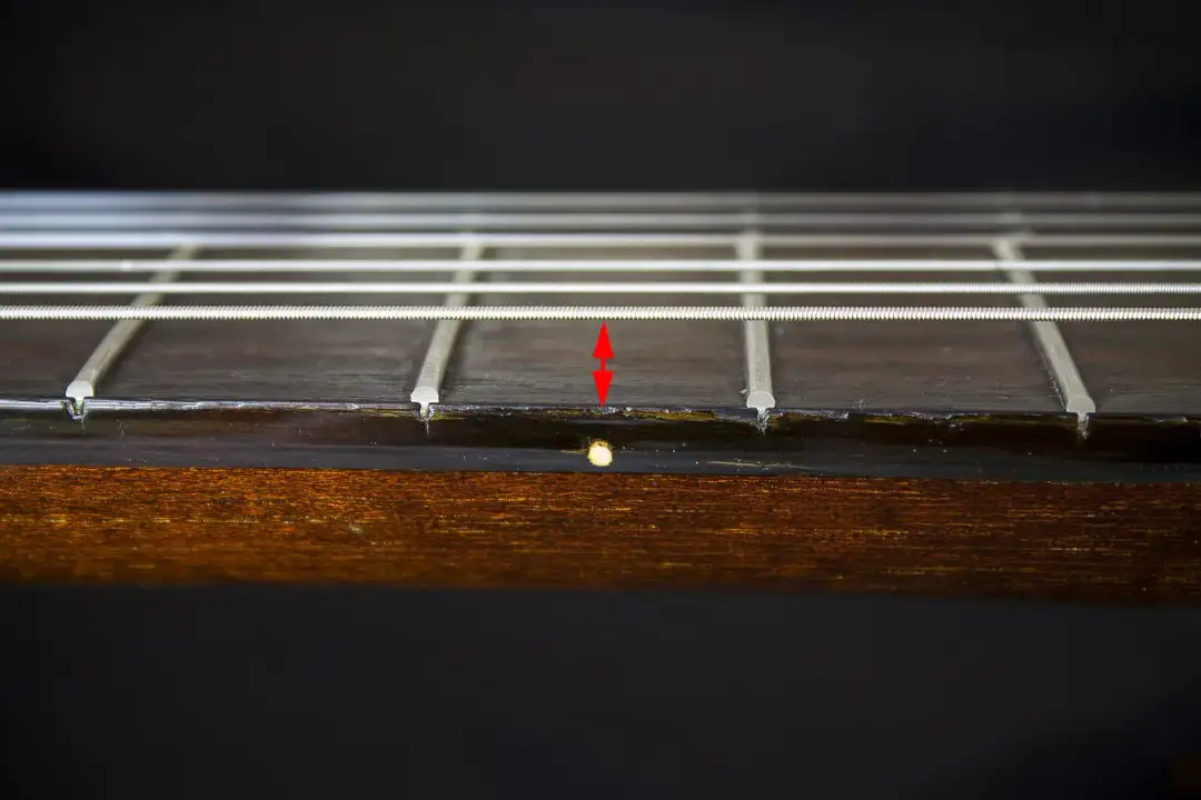 Jak prawidłowo ustawić akcję strun w gitarze elektrycznej - poradnik eksperta