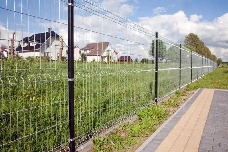 Jakiej wysokości ogrodzenie wybrać, by uniknąć problemów z sąsiadami?