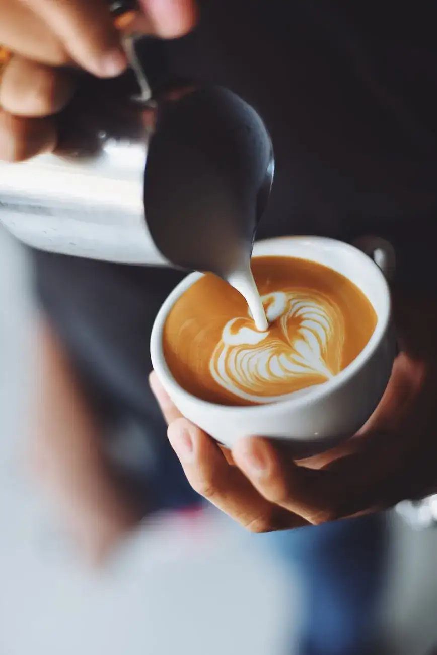 Flat white – skąd pochodzi, jak smakuje i jak je zrobić?