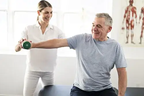 Czym jest rehabilitacja w systemie stacjonarnym i dla kogo?