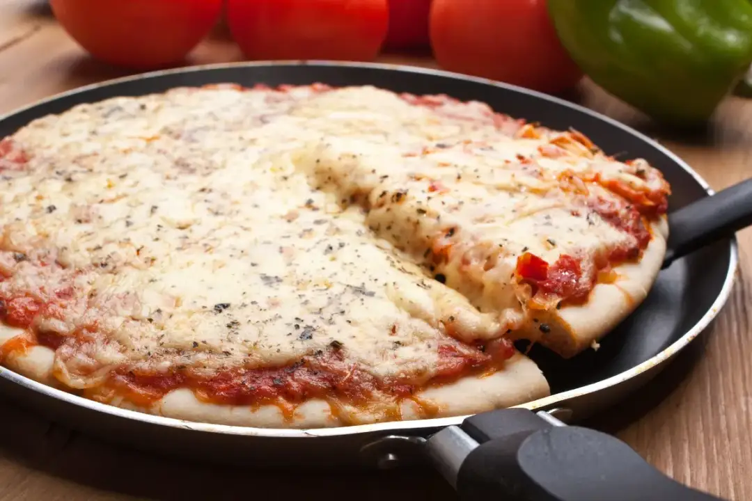 Jak zrobić pizzę na patelni w 15 minut - łatwy przepis na smaczną pizzę