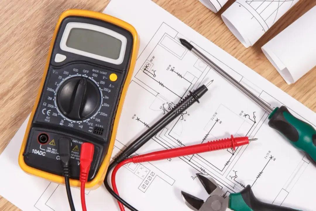 Ile trwa kurs elektryka? Poznaj czas trwania różnych szkoleń