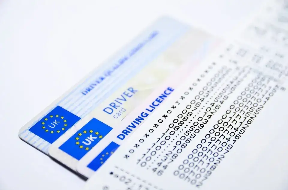 Jak sprawdzić angielskie prawo jazdy i uniknąć problemów z ważnością
