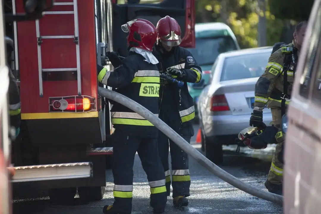 Buty strażackie w służbie bezpieczeństwa – kluczowy element wyposażenia straży pożarnej