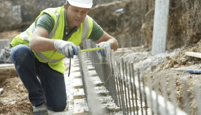 Jaki beton na fundament ogrodzenia? Wybierz najlepszy dla trwałości