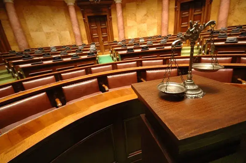 Wyłączenie jawności rozprawy – co to znaczy i jakie są konsekwencje?