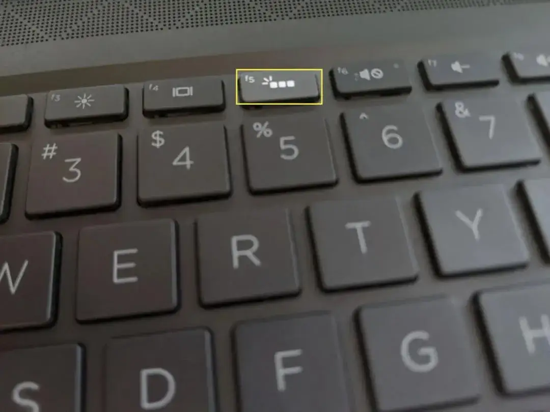 Jak włączyć podświetlenie klawiatury w laptopie? Proste metody i porady