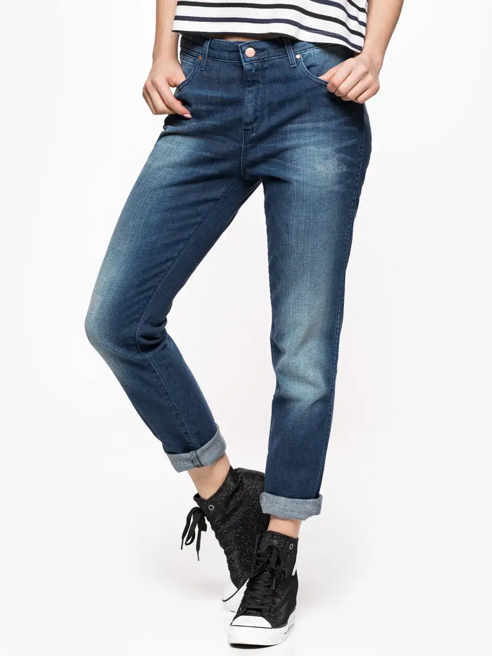 Spodnie boyfriend damskie: co to znaczy i jak je stylizować?