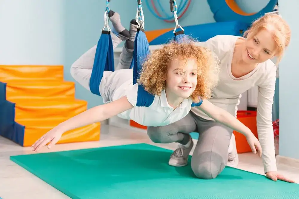 Terapia sensoryczna na czym polega – podstawy, korzyści i ćwiczenia dla dzieci