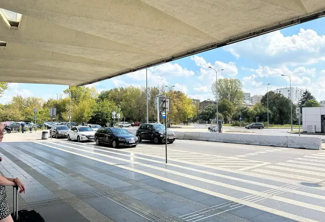 Ile kosztuje taxi z lotniska Chopina na dworzec wschodni? Sprawdź ceny!