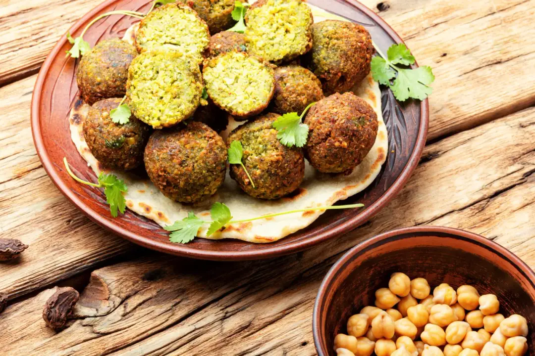 Falafel: Co to jest? Historia, przepis, wartości odżywcze
