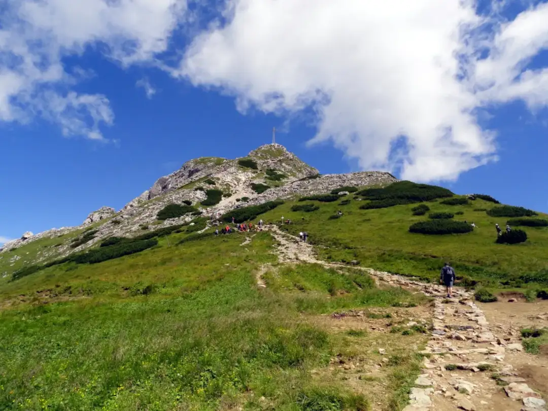 Ile kilometrów ma szlak na Giewont? Sprawdź różne trasy i ich długości