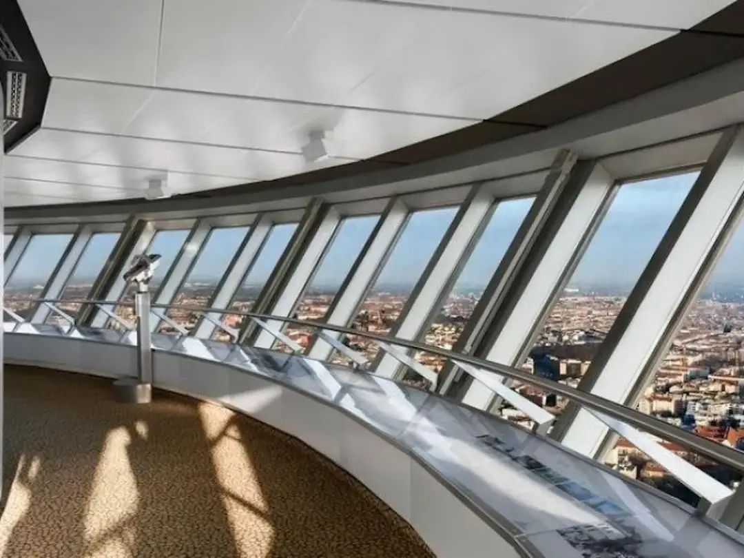 Widok z wieży telewizyjnej w Berlinie. Bilety na górę zapewniają panoramiczne widoki miasta.
